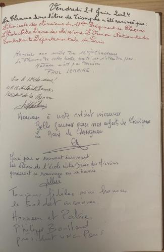 Le Livre d'or signé par le Pdt Paul Lemaire et le Gal de Saint Chamas